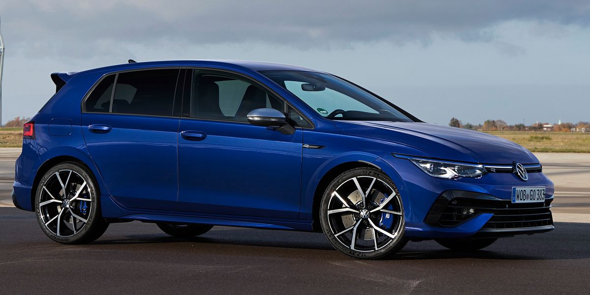 All-New 2022 VW Golf R review // The perfect hot hatch! 