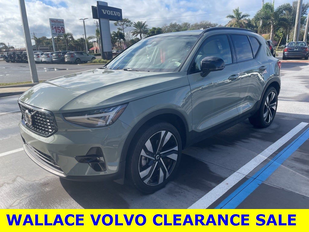 2023 Volvo XC40 B4 Plus Dark Theme