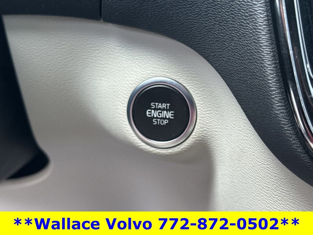 2023 Volvo XC40 B5 Plus Bright Theme