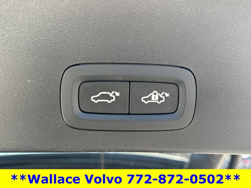 2025 Volvo XC40 B5 Core