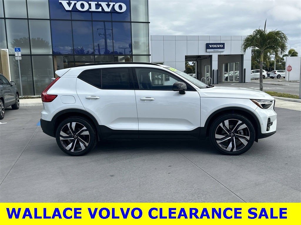 2024 Volvo XC40 B5 Plus Dark Theme