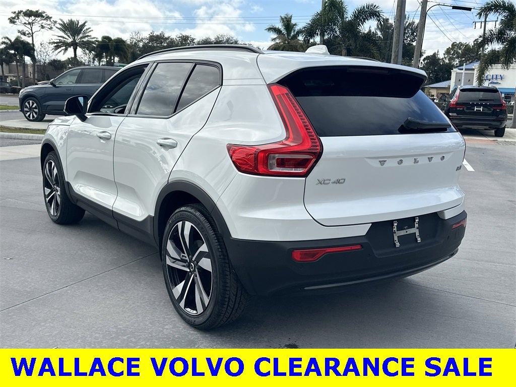 2024 Volvo XC40 B5 Plus Dark Theme