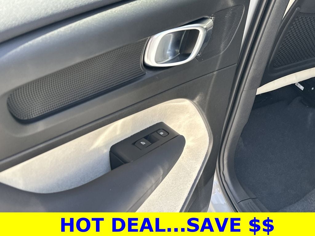 2024 Volvo XC40 B5 Plus Dark Theme