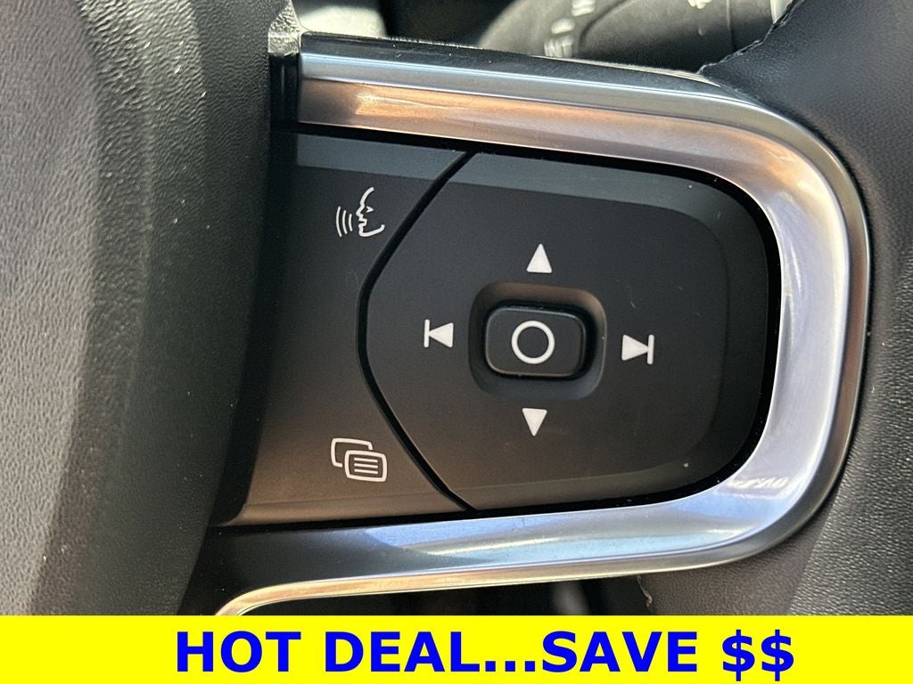 2024 Volvo XC40 B5 Plus Dark Theme