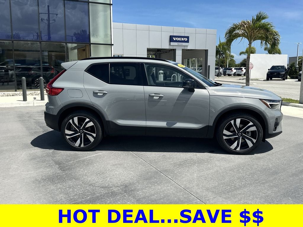 2024 Volvo XC40 B5 Plus Dark Theme