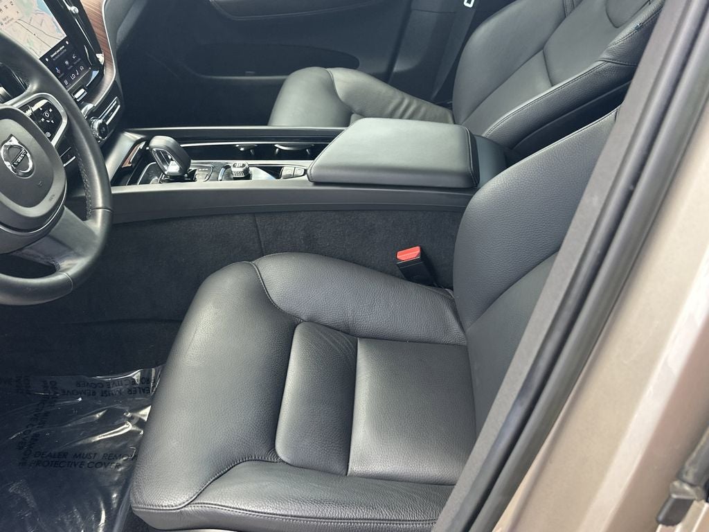 2023 Volvo XC60 B5 Plus Dark Theme