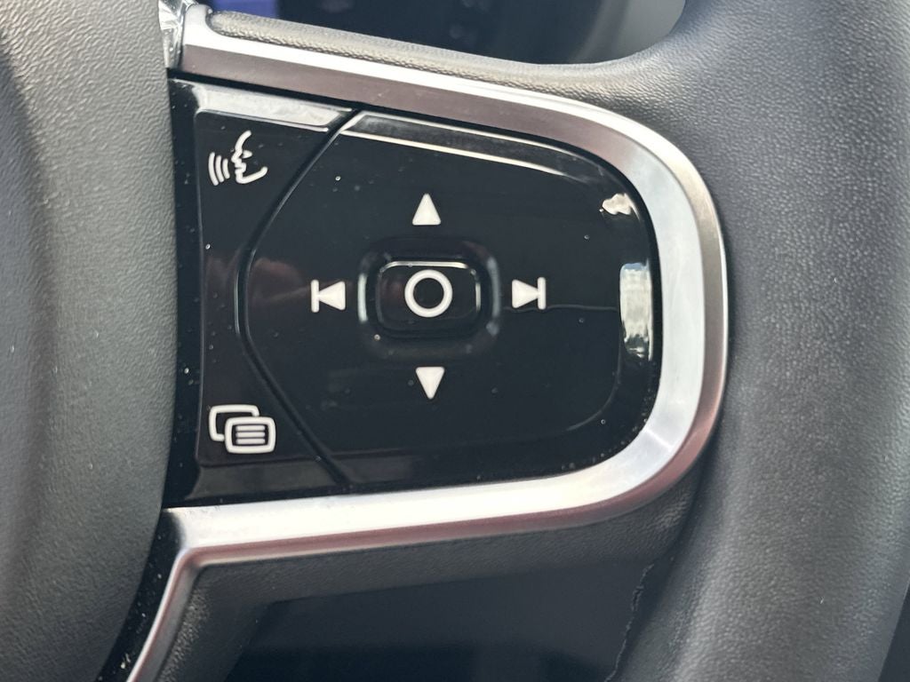 2023 Volvo XC60 B5 Plus Dark Theme