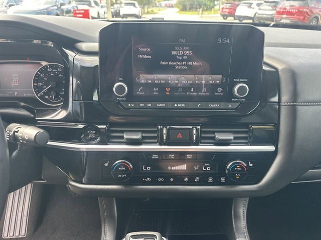 2025 Nissan Pathfinder SV
